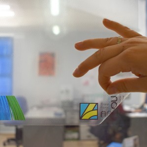 Microventosa poliester pet transparente brillo reposicionable 32x46 ARPON 135 µm 190 gms