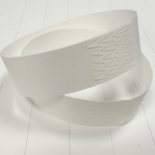 Pliego 190x250 mms de pulseras pretroqueladas poliester blanco mate 9 puls-hoja 18 mm. inviolables 95 µm 118 gms 