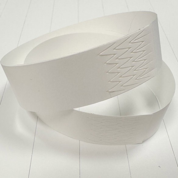 Pliego 190x250 mms de pulseras pretroqueladas poliester blanco mate 9 puls-hoja 18 mm. inviolables 95 µm 118 gms 